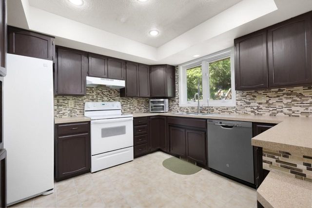 1113 23rd St NW, Minot, ND 58703