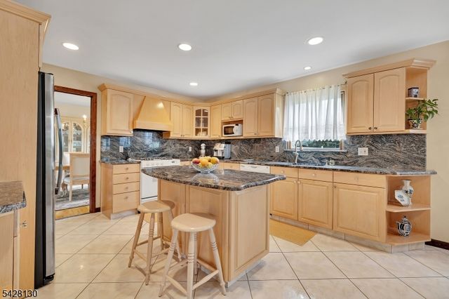 184 Stonehenge Ter, Clark Twp., NJ 07066