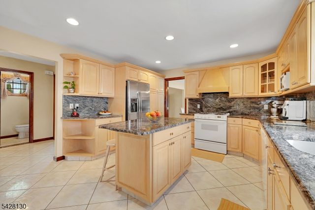 184 Stonehenge Ter, Clark Twp., NJ 07066