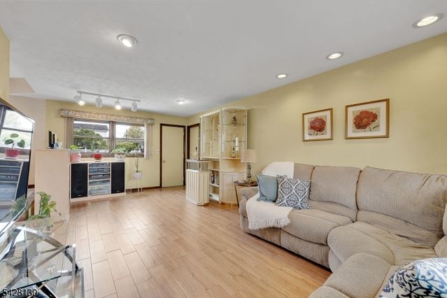 184 Stonehenge Ter, Clark Twp., NJ 07066