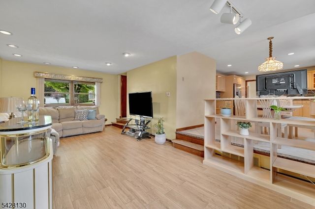 184 Stonehenge Ter, Clark Twp., NJ 07066