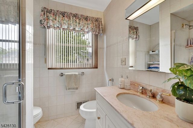 184 Stonehenge Ter, Clark Twp., NJ 07066