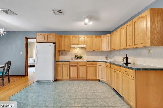 184 Stonehenge Ter, Clark Twp., NJ 07066