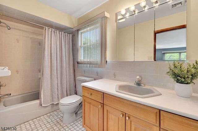 184 Stonehenge Ter, Clark Twp., NJ 07066