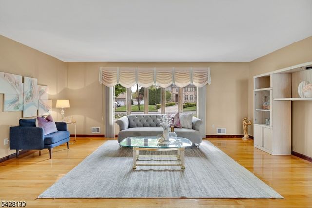 184 Stonehenge Ter, Clark Twp., NJ 07066