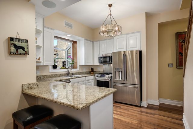 6316 N Magnolia Avenue, Chicago, IL 60660