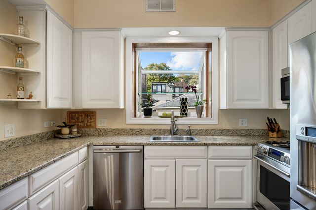 6316 N Magnolia Avenue, Chicago, IL 60660