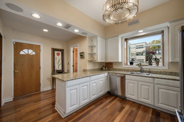 6316 N Magnolia Avenue, Chicago, IL 60660