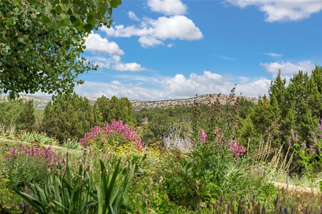 7 Camino Montuoso, Santa Fe, NM 87506