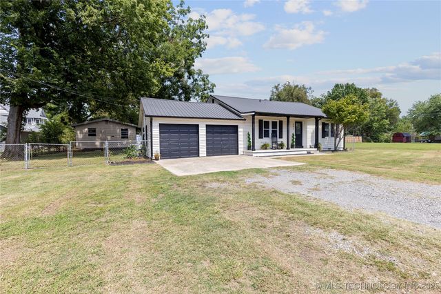 907 SE 4th Street, Wagoner, OK 74467