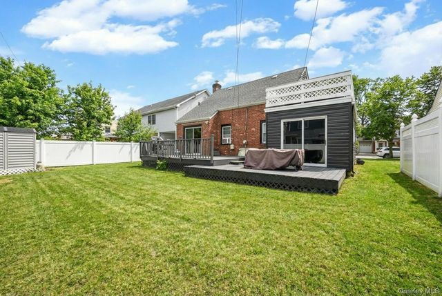 6 Willow Road, New Hyde Park, NY 11040