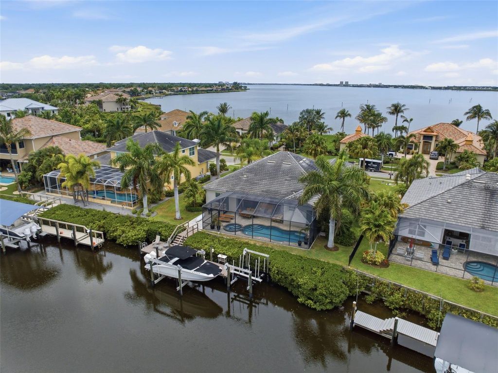 Image 3 of property listing at 621 REGATTA WAY, Bradenton, FL 34208