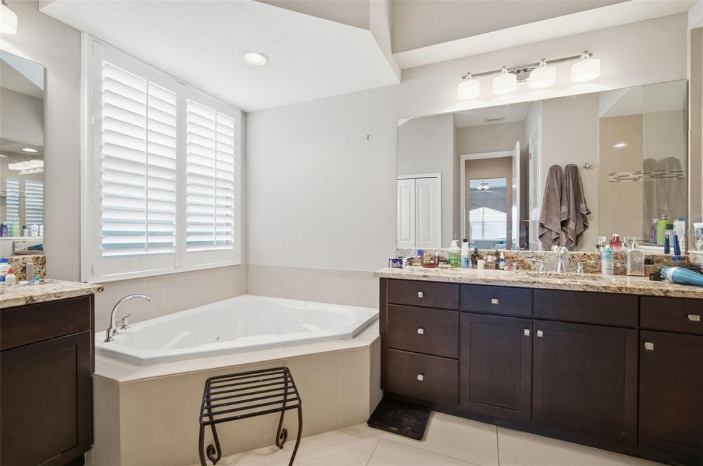 Image 26 of property listing at 621 REGATTA WAY, Bradenton, FL 34208