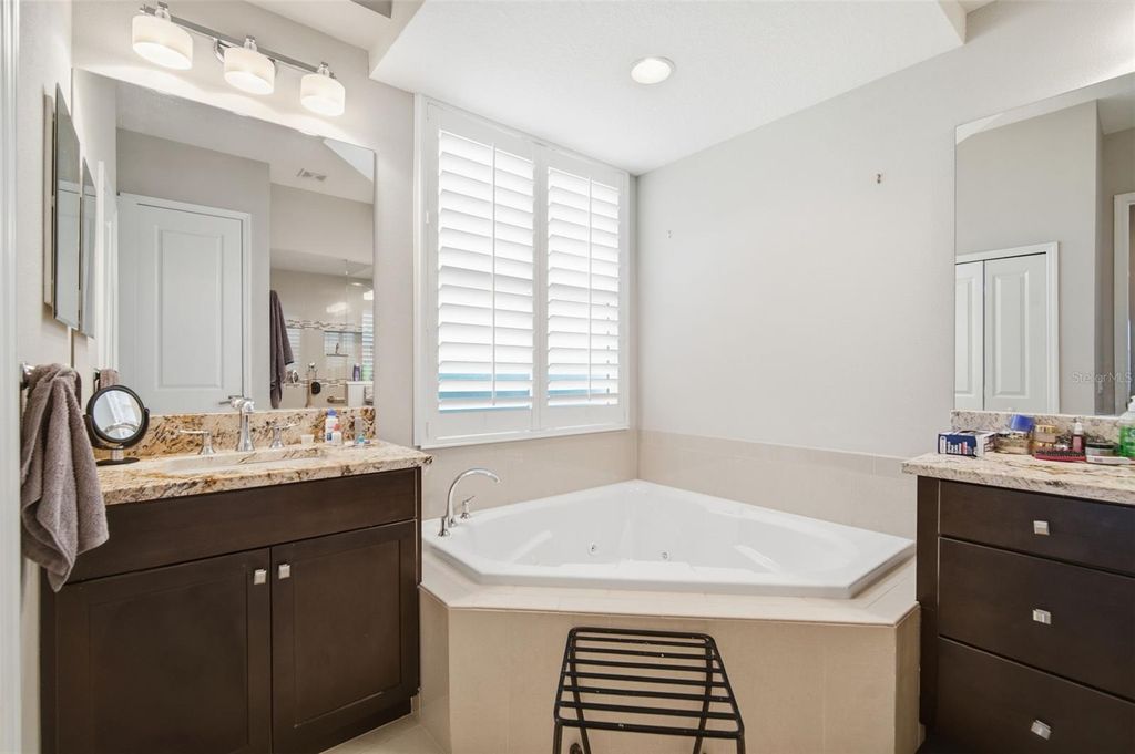 Image 27 of property listing at 621 REGATTA WAY, Bradenton, FL 34208