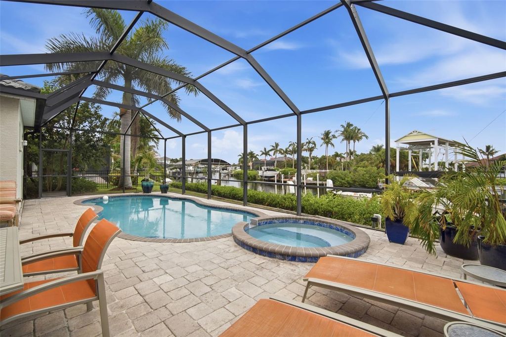 Image 6 of property listing at 621 REGATTA WAY, Bradenton, FL 34208