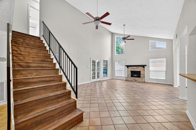 812 Fleetwood Place Drive, Houston, TX 77079