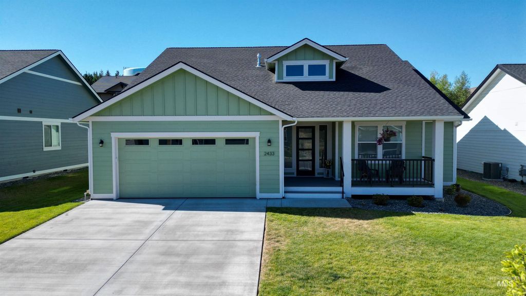 2433 E 3rd St, Moscow, ID 83843