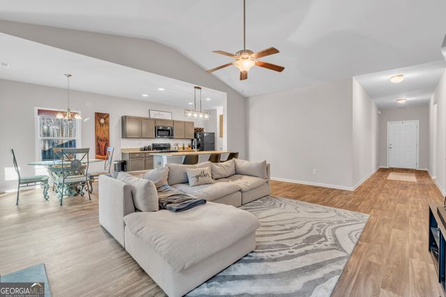 5 Hill Top Circle, Grantville, GA 30220