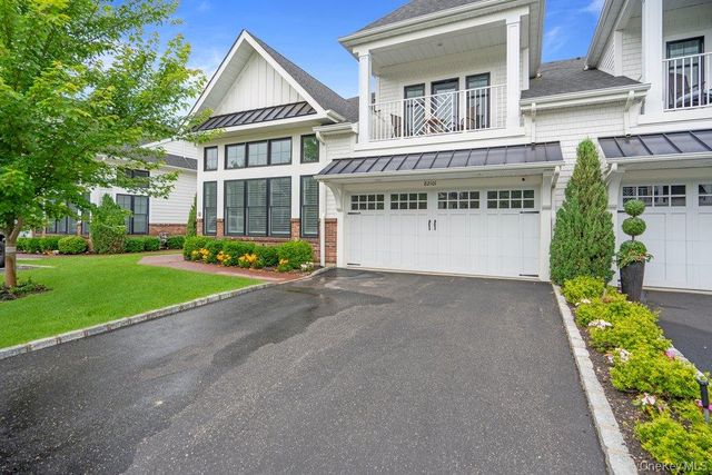 82101 Spruce Pond Circle, Plainview, NY 11803