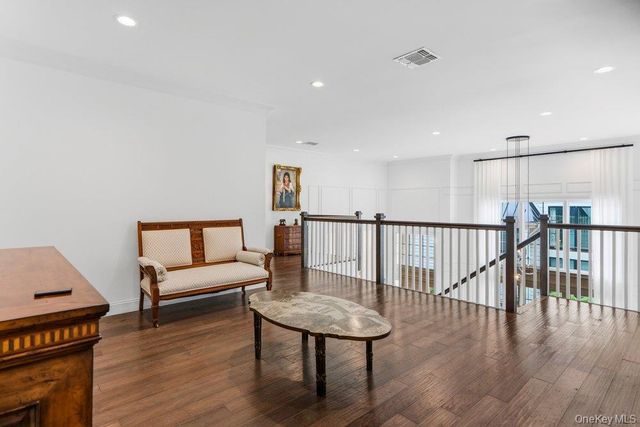 82101 Spruce Pond Circle, Plainview, NY 11803