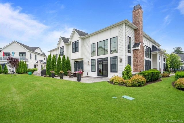 82101 Spruce Pond Circle, Plainview, NY 11803