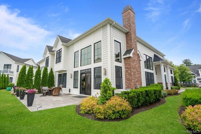 82101 Spruce Pond Circle, Plainview, NY 11803