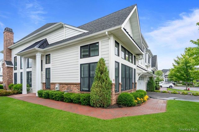 82101 Spruce Pond Circle, Plainview, NY 11803