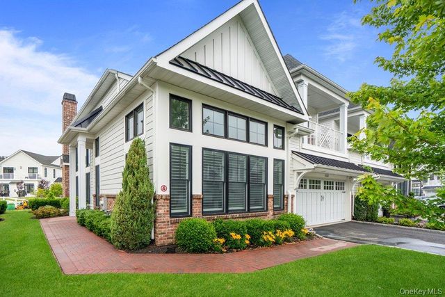 82101 Spruce Pond Circle, Plainview, NY 11803