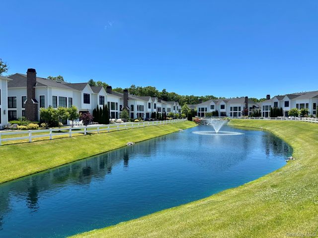 82101 Spruce Pond Circle, Plainview, NY 11803