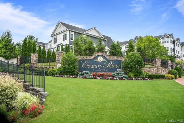 82101 Spruce Pond Circle, Plainview, NY 11803