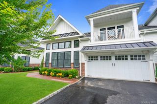 82101 Spruce Pond Circle, Plainview, NY 11803