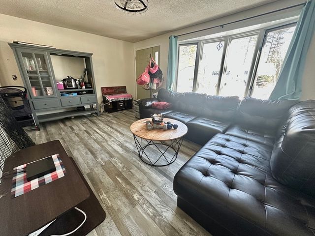 9 Hancock Ln, Greenfield, MA 01301