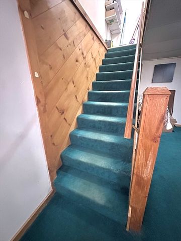 9 Hancock Ln, Greenfield, MA 01301