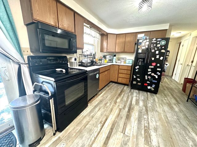 9 Hancock Ln, Greenfield, MA 01301