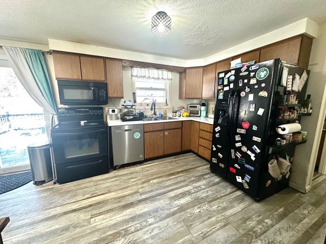 9 Hancock Ln, Greenfield, MA 01301