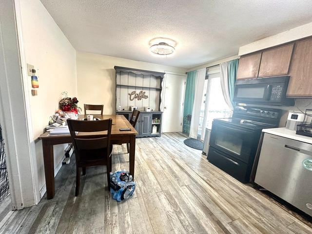 9 Hancock Ln, Greenfield, MA 01301