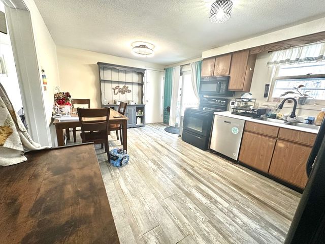 9 Hancock Ln, Greenfield, MA 01301