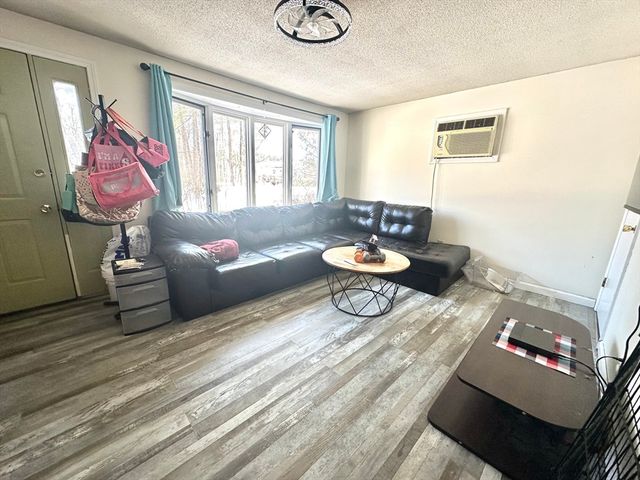 9 Hancock Ln, Greenfield, MA 01301