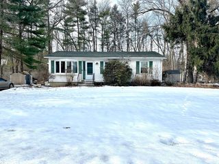 9 Hancock Ln, Greenfield, MA 01301