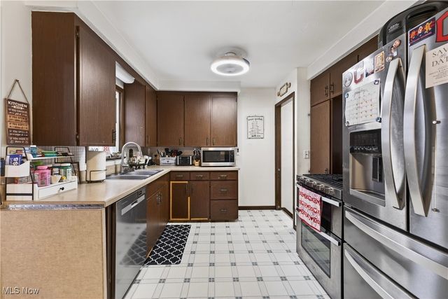 29566 Shaker Drive, Wickliffe, OH 44092