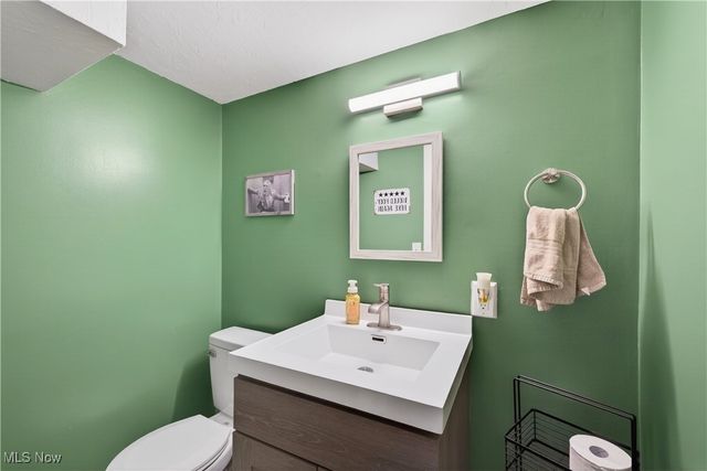 29566 Shaker Drive, Wickliffe, OH 44092