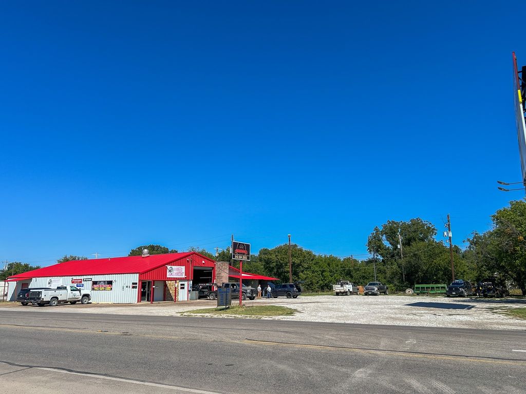 1106 W Main Street, Olney, TX 76374