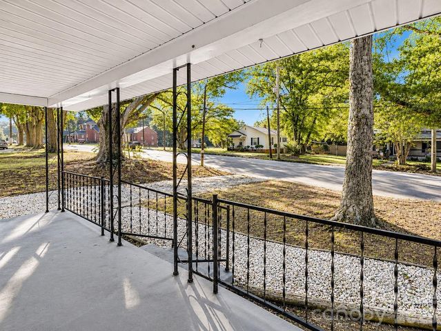 532 E Iredell Avenue, Mooresville, NC 28115