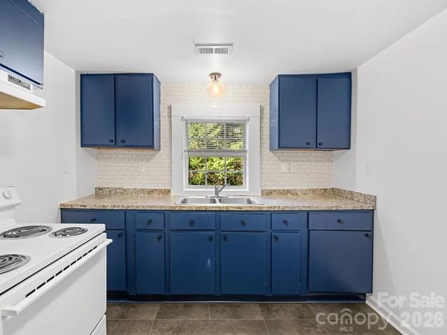 532 E Iredell Avenue, Mooresville, NC 28115