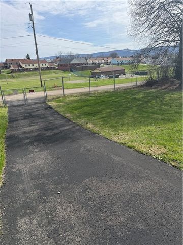 112 Easy St, Uniontown, PA 15401