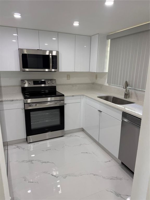 11123 NW 7th St 103-4, Miami, FL 33172