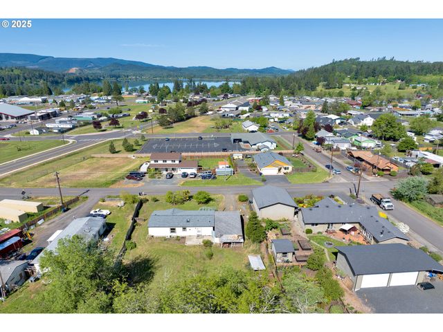 38 N HYLAND Ln, Lowell, OR 97452