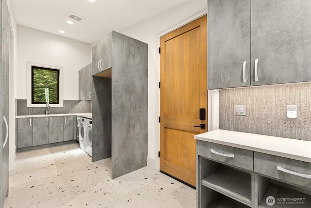 8333 NE Juanita Drive, Kirkland, WA 98034
