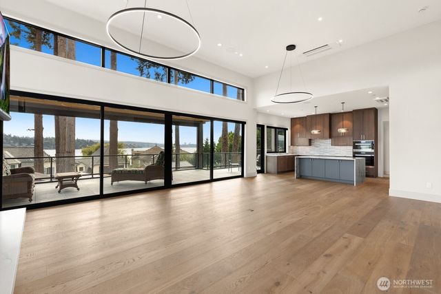 8333 NE Juanita Drive, Kirkland, WA 98034