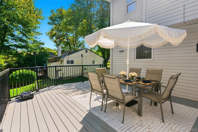8 Loran Court, Nanuet, NY 10954